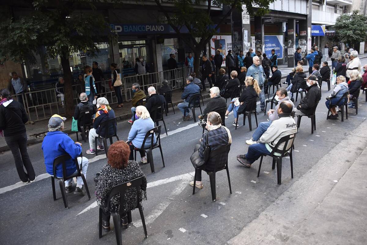 jubilados en banco de rosario