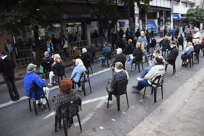 jubilados en banco de rosario