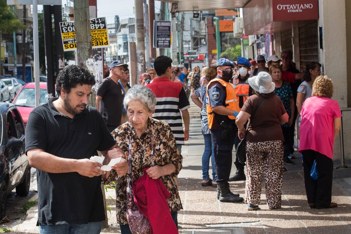 Jubilados frente a los bancos.