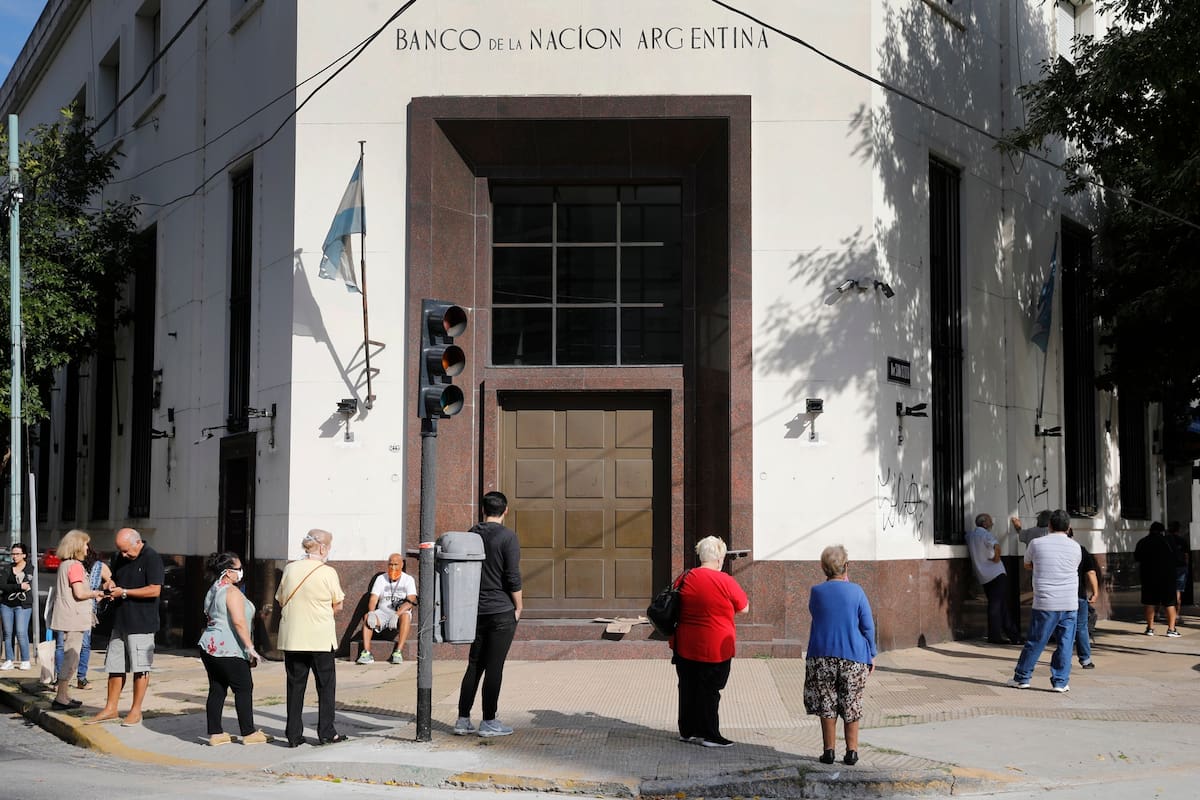 Jubilados frente a los bancos.