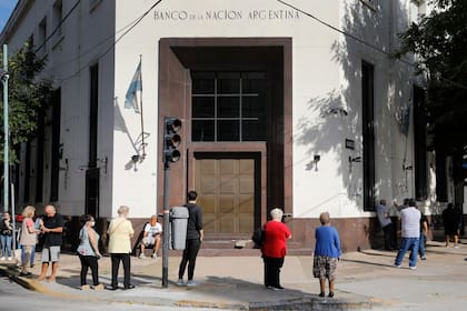Jubilados frente a los bancos.
