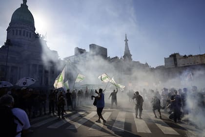 Jubilados, gremios y organizaciones de izquierda protestan frente al Congreso