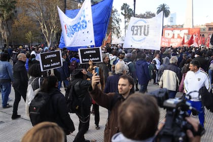 Jubilados y otras agrupaciones marchan hacia la Casa Rosada