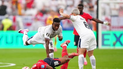 Jude Bellingham cae ante la marca de Tomas Rodriguez en New Jersey Photo: Bradley Collyer/PA Wire/dpa
