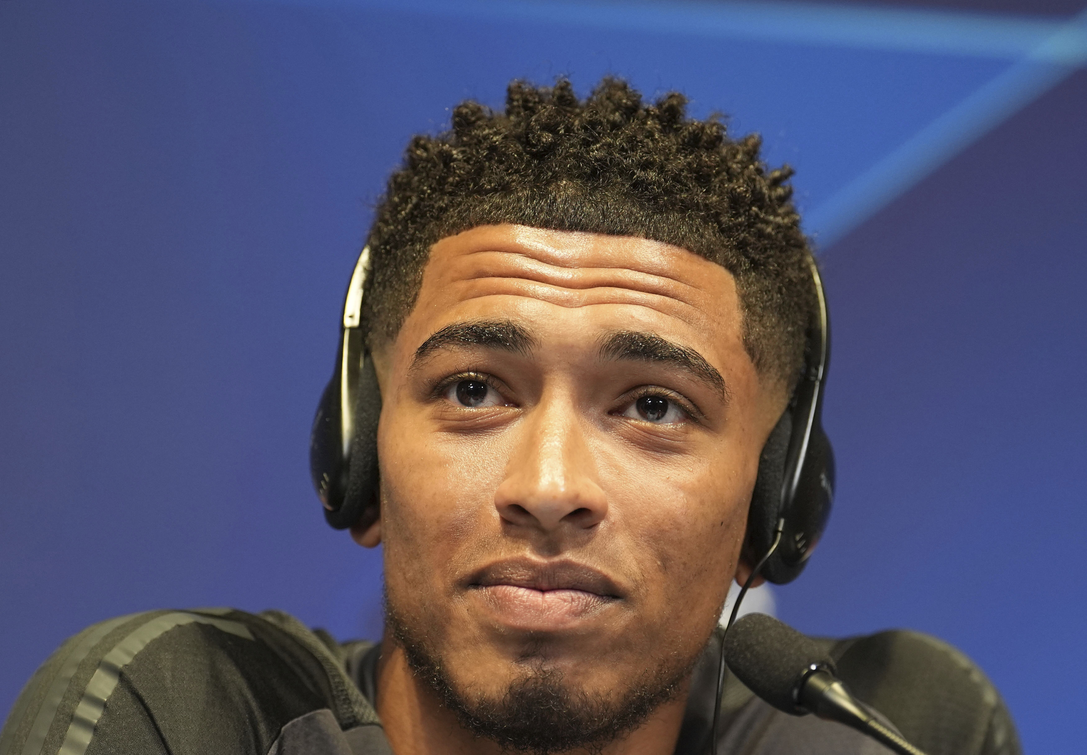 Jude Bellingham del Real Madrid asiste a la conferencia de prensa en el Estadio Etihad antes del duelo de vuelta de cuartos de final de la Liga de Campeones el martes 16 de abril del 2024. (Martin Rickett/PA via AP)