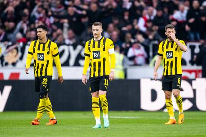 Jude Bellingham, Marco Reus y Salih Ozcan del Borussia Dortmund tras empatar con el Stuttgart en el encuentro de la Bundesliga el sábado 15 de abril del 2023. (Tom Weller/dpa via AP)