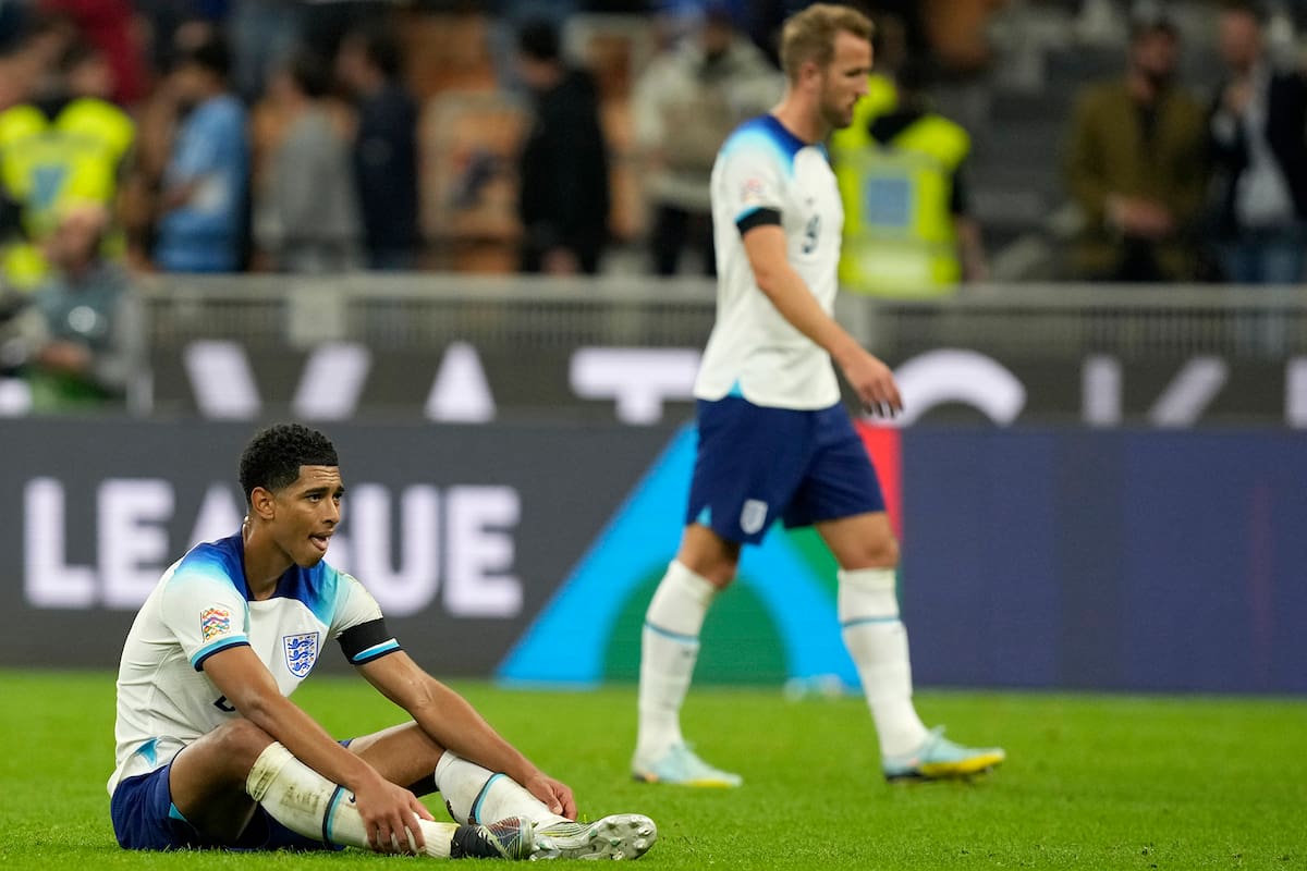 Jude Bellingham (sobre el césped) y Harry Kane se lamentan tras la derrota de Inglaterra en Milán, que condena a los inventores del fútbol al descenso en la Nations League