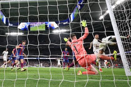 Jude Bellingham ya remató y marca el tercer gol de Real Madrid en tiempo de descuento para ganarle el clásico a Barcelona