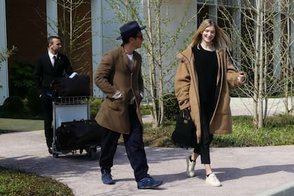 Jude y su pareja, Phillipa Coan, en el aeropuerto de Venecia