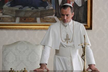 Jude Law, el protagonista de la polémica serie del cineasta italiano Paolo Sorrentino, que tendrá segunda temporada