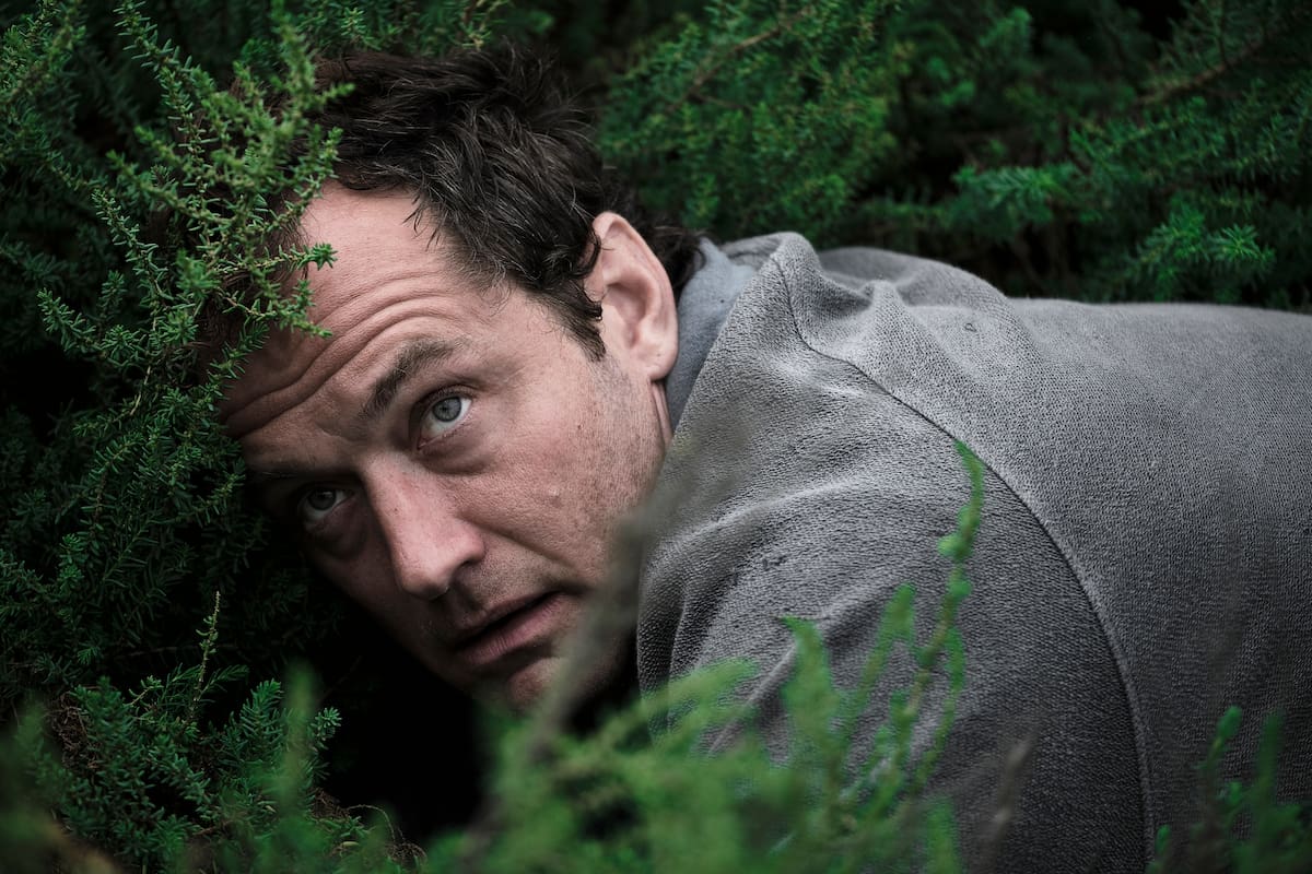 Jude Law es el protagonista de los primeros tres episodios de El tercer día, la nueva serie de HBO