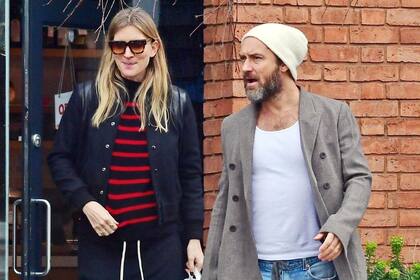 Jude Law y su mujer cuando se empezaba a notar el embarazo de ella, un tiempito atrás