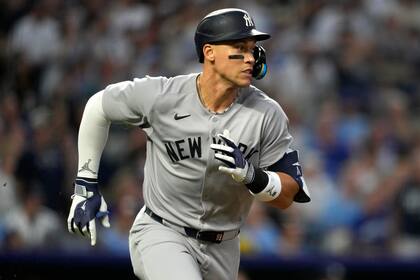 Judge conecta jonrón por 3er juego seguido y Yankees vencen 6-3 a Reales con gran faena de Schmidt