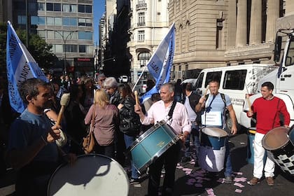 Judiciales protestan en la puerta de los tribunales de la calle Talcahuano