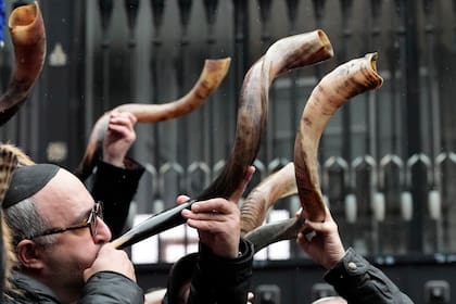 Judíos tocan shofars