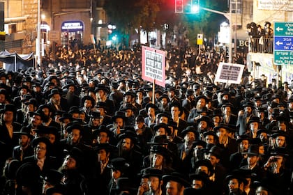 Judíos ultraortodoxos protestan contra las restricciones impuestas por el gobierno israelí para frenar los casos de Covid-19, en el barrio religioso de Mea Shearim en Jerusalén el 9 de febrero de 2021