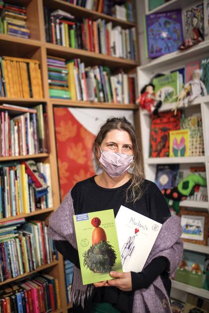 Judith (49). Librería: El libro de Arena, Villa Crespo. ¿Qué es lo que más te gusta del oficio? “Me encanta juntar libros y lectores, saber qué le puede gustar a un lector particular y recomendarle. Generar esos encuentros”.