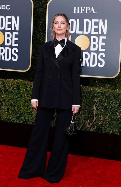 Judy Greer y un outfit masculino ideado por Alberta Ferretti