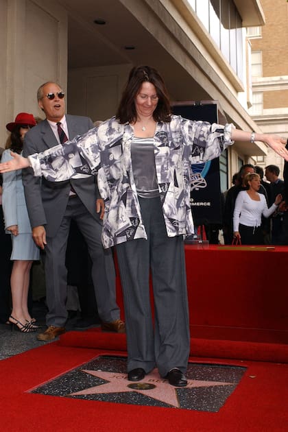 Judy, en representación de John Belushi, en la inauguración de una estrella dedicada al humorista en el Paseo de la Fama de Hollywood