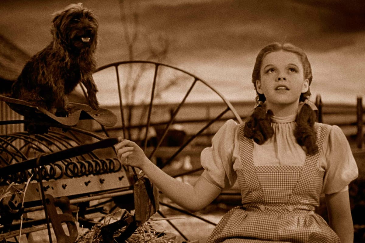 Judy Garland canta Over The Rainbow en El mago de Oz