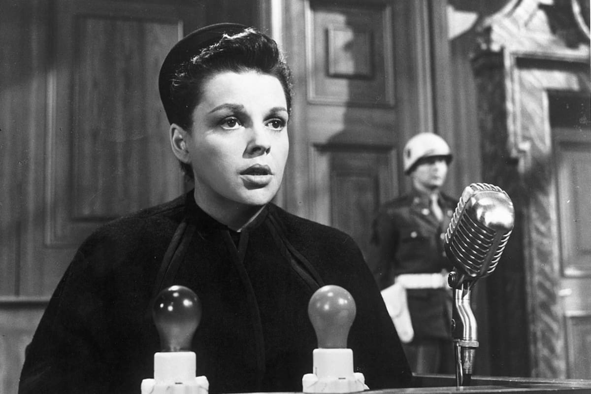 Judy Garland fue elegida como una de las estrellas de la película pese a su virtual retiro de hacía unos años, y supuso un triunfo para su alicaída carrera