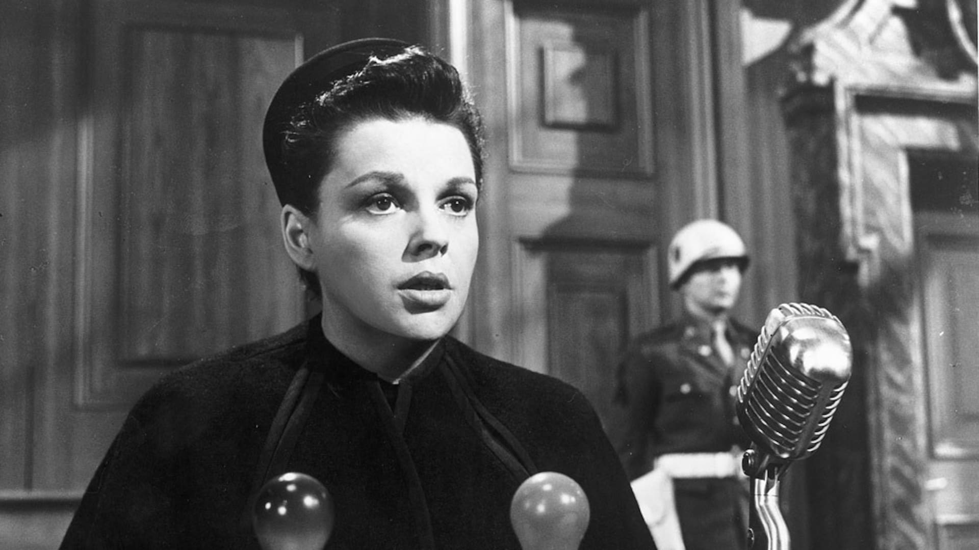 Judy Garland fue elegida como una de las estrellas de la película pese a su virtual retiro de hacía unos años, y supuso un triunfo para su alicaída carrera