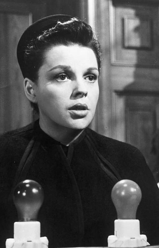 Judy Garland fue elegida como una de las estrellas de la película pese a su virtual retiro de hacía unos años, y supuso un triunfo para su alicaída carrera