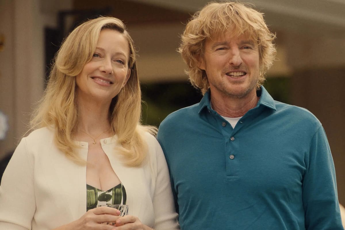 Judy Greer y Owen Wilson en Stick: el swing perfecto, la nueva serie que se puede ver por Apple TV