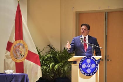 Jueces Rosenbaum y Abudu determinan que SB 1438 viola la Primera Enmienda por vaguedad e inconstitucionalidad