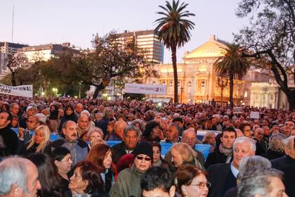 Jueces y abogados protestaron ayer frente al Palacio de Tribunales en defensa de la "independencia" del Poder Judicial