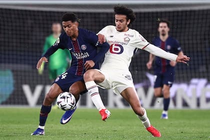 Juega con la número 32 en Lille, donde surgió de las inferiores y se terminó imponiendo como titular