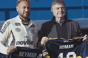 Juega la Sudamericana contra San Lorenzo: Neymar entrenó en un predio de Boca y Riquelme le hizo un regalo.