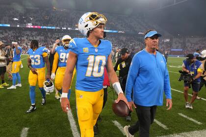 Juego aéreo de Chargers rompe racha de siete derrotas ante Chiefs en Brasil