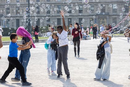 Juego con burbujas en las proximidades del Musée du Louvre.