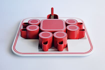 Juego de café en acrílico y acero de Orfeo, una de las joyitas que integran la colección de Dinastía.