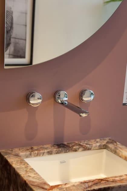 Juego de grifería de la Línea Nueva 44 en el cuarto de baño del Loft 903