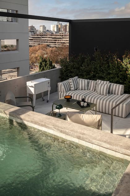 Juego de living con sillón principal (Lobo Interiorismo), silloncitos (Mike Outdoor) y mesa ratona (Marini Estudio). Conservadora para bebidas con rueditas.