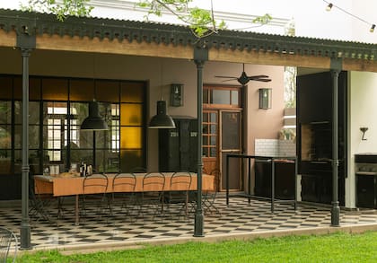 Juego de living exterior (L’Épicerie), almohadones (Tienda de Costumbres).
