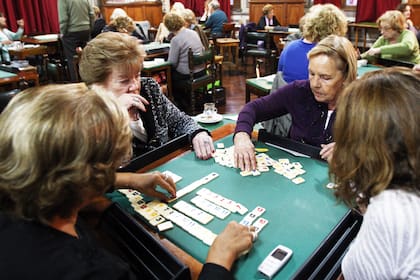 Juego de mesa en la sede del Club Italiano, en Caballito