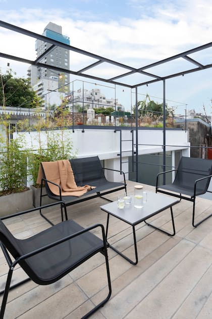 Juego de mesa, sillas y sillón (Baires 4). Jarra y vasos de vidrio (Philippa Deco). Pérgola (Arq. Flor Fontana)