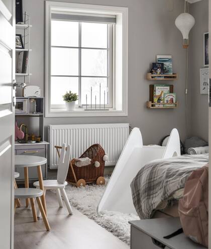 Juego de mesa y sillas para niños (Jollyroom). Cocina en formato pequeño (Ikea).