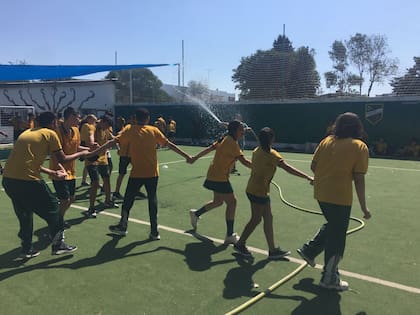 Juegos de agua en el recreo, mangueras y vuelta a clases ,empapados