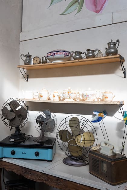 Juegos de teteras, radios, ventiladores y relojes antiguos que dejan los clientes. En cada lugarcito de El Retoño se pueden ver.