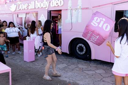 Juegos interactivos y sorteos invitan a participar y quedarse un rato más dentro del bus.