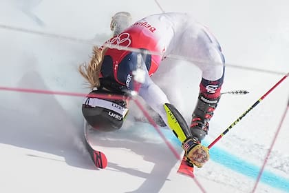 Terrible accidente en la nieve: una esquiadora estadounidense se quebró una de sus piernas