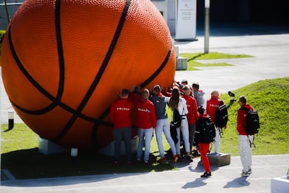 La obra está integrada por cinco balones de fútbol, baloncesto, tenis, voleibol y golf