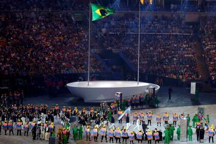 Juegos Olímpicos Río 2016 - Ceremonia de apertura - Maracaná - Río de Janeiro, Brasil - 08/05/2016. Desfile de atletas argentinos durante la ceremonia de apertura.