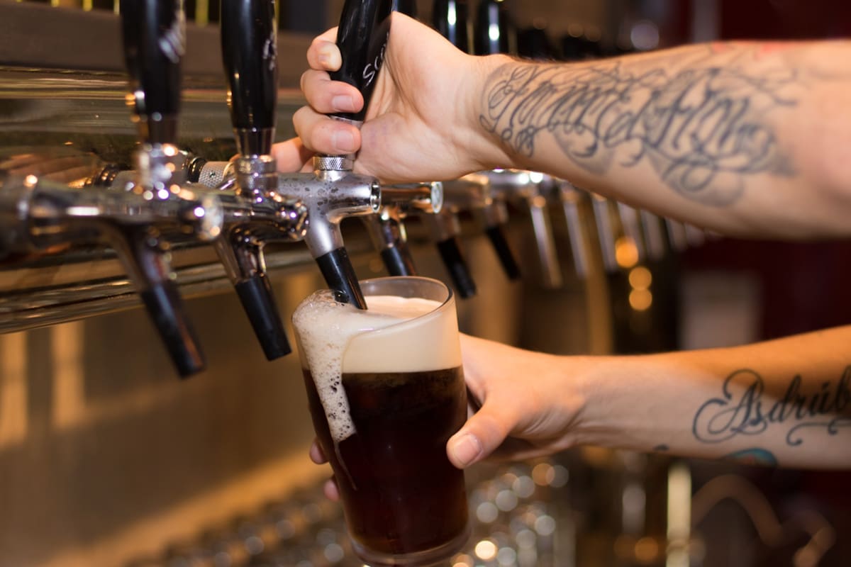 Juegos y cerveza en Diggs para los solteros