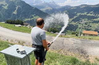 Los equipos para hacer nieve en resorts alpinos podrían usarse para combatir incendios de verano