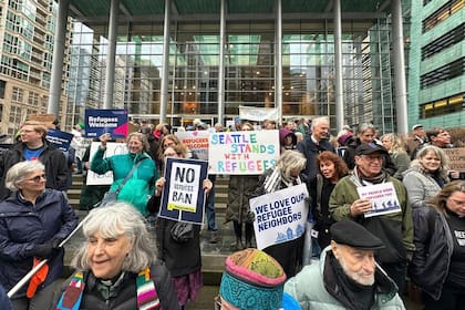 Juez bloquea orden de Trump de detener admisiones de refugiados